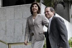 Ngoại trưởng Colombia María Ángela Holguín và người đồng cấp Ecuador Ricardo Patiño trước cuộc hội đàm. (Nguồn: Reuters)
