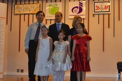 Quách Hoàng Nhi (ngoài cùng bên trái) và ban giám khảo tại lễ công bố giải. (Ảnh: Lê Minh Hưởng/Vietnam+)