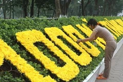Trồng hoa trang trí quanh Hồ Gươm chuẩn bị mừng Đại lễ. (Ảnh: Bùi Tường/TTXVN)