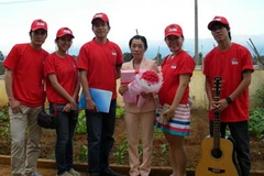 Một độc giả nhận quà tặng của tạp chí Tiếp thị & Gia đình. (Ảnh: P.V/Vietnam+)