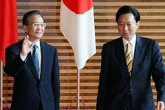 Thủ tướng Trung quốc Ôn Gia Bảo và Thủ tướng Nhật Bản Yukio Hatoyama tại cuộc gặp ở Tokyo ngày 31/5. (Nguồn: AFP/TTXVN)