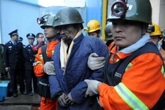 Một thợ mỏ được giải cứu sau nhiều giờ bị mắc kẹt. (Nguồn: THX/TTXVN)