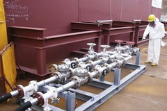 Kiểm tra đường ống dẫn nước tại nhà máy điện hạt nhân Fukushima số 1. (Nguồn: Reuters)