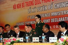 Bộ trưởng Quốc phòng các nước ký Tuyên bố chung. (Ảnh: Trọng Đức/TTXVN)