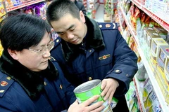 Cán bộ thị trường kiểm tra sữa tại một siêu thị. (Nguồn: Internet)