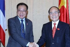 Chủ tịch Quốc hội Thái Lan Somsak Kiatsuranont và Chủ tịch Quốc hội Nguyễn Sinh Hùng. (Ảnh: Nhan Sáng/TTXVN)