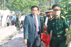 Lễ an táng các hài cốt liệt sĩ tại nghĩa trang liệt sĩ Ba Dốc. (Ảnh: Ngọc Châu/TTXVN) 