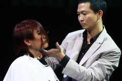 Nhà tạo mẫu tóc Minh Tâm trình diễn kỹ thuật cắt under-cut. (Ảnh: P.V/Vietnam+)