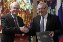 Đại sứ Mỹ tại Nga, ông John Beyrle và Thứ trưởng Ngoại giao Nga Sergei Ryabkov trao đổi công hàm. (Nguồn: AP)