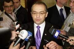 Thủ tướng Emil Boc trả lời phỏng vấn sau cuộc bảo phiếu. (Nguồn: Reuters)