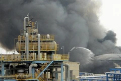 Khói bốc lên từ nhà máy lọc dầu lớn nhất của PetroChina. (Nguồn: Getty Images)