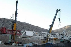 Dàn máy khoan thực hiện công tác cứu hộ. (Nguồn: AFP)