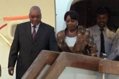 Tổng thống Nam Phi Jacob Zuma cùng phu nhân đến sân bay Bắc Kinh hôm 23/8. (Nguồn: AP)