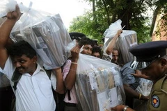 Các hòm phiếu được chuyển đến nơi kiểm phiếu. (Nguồn: Getty Images)