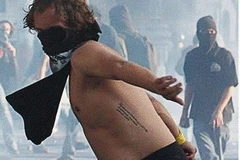 Bassano Romano đang ném bình cứu hỏa vào cảnh sát. (Nguồn: Internet)