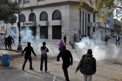 Những người biểu tình trong cuộc xung đột với cảnh sát ở thành phố Suez. (Nguồn: AFP/TTXVN)