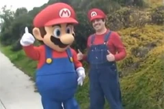 Anh chàng Gustavo Valdez với nhân vật Mario “bông.” (Nguồn: Internet)