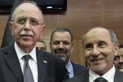 Người đứng đầu NTC Mustafa Abdel Jalil (phải) và Thủ tướng lâm thời Abdel Rahim al-Kib. (Nguồn: AFP/TTXVN)