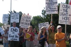 Người dân Mỹ biểu tình đòi dỡ bỏ cấm vận Cuba. (Nguồn: Internet)