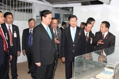 Thủ tướng Nguyễn Tấn Dũng thăm khu di tich lich sử Viêng Xay. (Ảnh: Hoàng Chương/Vietnam+)