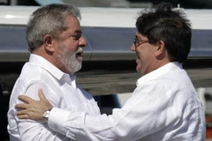 Ngoại trưởng Cuba Bruno Rodríguez (phải) đón cựu Tổng thống Brazil Lula da Silva tại sân bay. (Nguồn: Reuters)