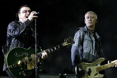 Ca sỹ Bono cùng ban nhạc trong chuyến lưu diễn năm 2009. (Nguồn: Reuters)
