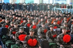 Các tân binh chuẩn bị lên đường nhập ngũ. (Nguồn: Xinhua)