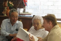 Đại sứ Vũ Chí Công, nữ anh hùng Moncada Melba Hernandez và bà Yolanda Ferrer, chủ tịch Hội hữu nghị Cuba-Việt Nam. (Nguồn: vietnamembassy-cuba.org)