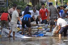 Dùng bao cát chắn nước lụt ở thủ đô Bangkok. (Nguồn: AFP/TTXVN)