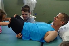 Australia: Người không tay chân nhận giải dũng cảm 