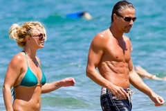 Britney Spears cùng người bạn trai hiện tại Jason Trawick tại kỳ nghỉ ở Hawaii. (Nguồn: showbiz.sky.com)