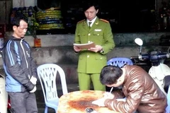 Tên Đỗ Lịch Thiệp nghe đọc lện bắt khẩn cấp. (Ảnh: P.B/Vietnam+)