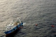 Xuồng cứu sinh tiếp cận tàu Đại Tây Dương Athena. (Nguồn: AP)