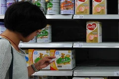 Các sản phẩm sữa có sử dụng nguyên liệu của Fonterra bày bán tại siêu thị ở Trung Quốc. (Nguồn: AFP)