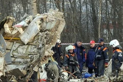 Các nhân viên cứu hộ Nga làm nhiệm vụ tại hiện trường vụ tai nạn. (Nguồn: AFP/TTXVN) 