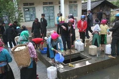 Lắp hệ thống nước sạch cho đồng bào dân tộc ở Đồng Văn. (Ảnh: Trọng Nghiệp/TTXVN)