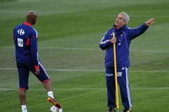 Huấn luyện viên Reymond Domenech cùng tiền đạo Nicolas Anelka trên sân tập khi chưa xyar ra xích mích. (Nguồn: Getty Images)