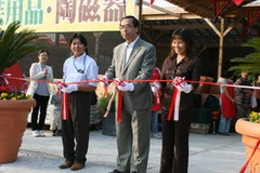 Đại sứ Nguyễn Phú Bình và vợ chồng anh Lâm cắt băng khai trương cơ sở kinh doanh thứ hai tại tỉnh Chiba. (Ảnh: Minh Sơn/Vietnam+)
