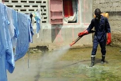 Phun thuốc diệt muỗi tại nhà dân ở Kaolack, Senegal. (Nguồn: AFP/Vietnam+)