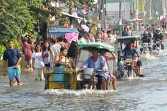 Cảnh ngập lụt tại một đường phố ở Calumpit, phía Bắc thủ đô Manila. (Nguồn: AFP/TTXVN)