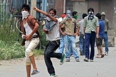 Người biểu tình ném gạch đá về phía cảnh sát. (Nguồn: Getty Images)