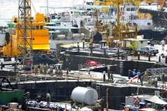 Xưởng sửa chữa đóng tàu hải quân nơi tàu ngầm INS Sindhurakshak bị chìm ở Mumbai. (Nguồn: AFP/TTXVN)