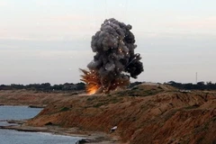 Tiêu hủy tên lửa trên bãi biển trước ngôi làng Sidi Bin Nurr. (Nguồn: Getty Images)