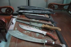 Hung khí thu được sau vụ giao chiến. (Ảnh: Dương Chí Tưởng/Vietnam+)