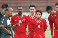 Thầy và trò U-23 Indonesia trong một buổi tập. (Nguồn: Internet)