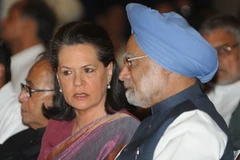 Chủ tịch Đảng Quốc đại Ấn Độ Sonia Gandhi và Thủ tướng Manmohan Singh. (Nguồn: AFP/TTXVN)