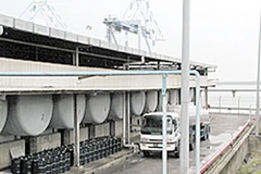 Nhà máy sản xuất cao su của Zeon tại Singapore. (Nguồn: Reuters)