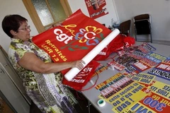 Chuẩn bị băngrôn, khẩu hiệu cho cuộc tổng bãi công. (Nguồn: Reuters)