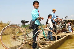 Học sinh vùng lũ đến trường. (Nguồn: Internet)