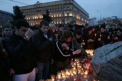 Người dân đốt nến tưởng niệm nạn nhân của vụ đánh bom tàu điện ngầm ở Nga. (Nguồn: Getty Images)